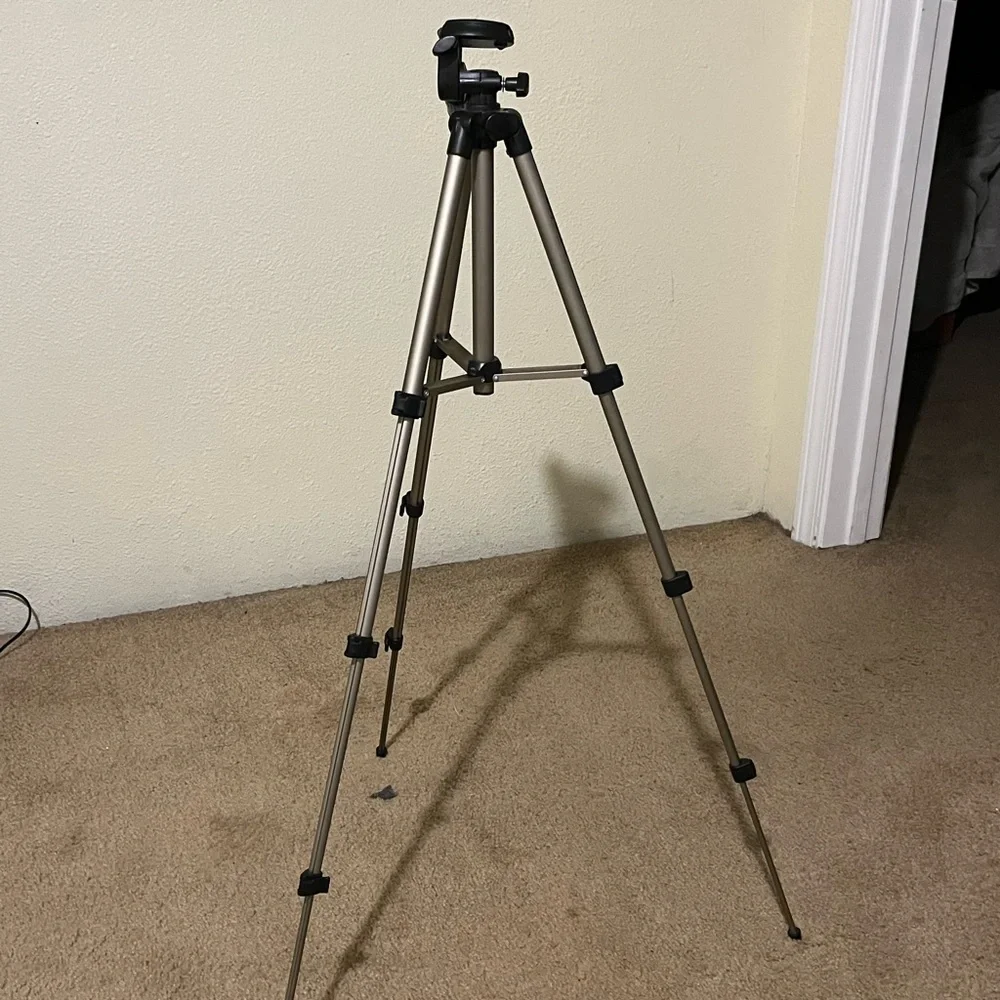 NEW Merkury Innovations Lightweight Tripod